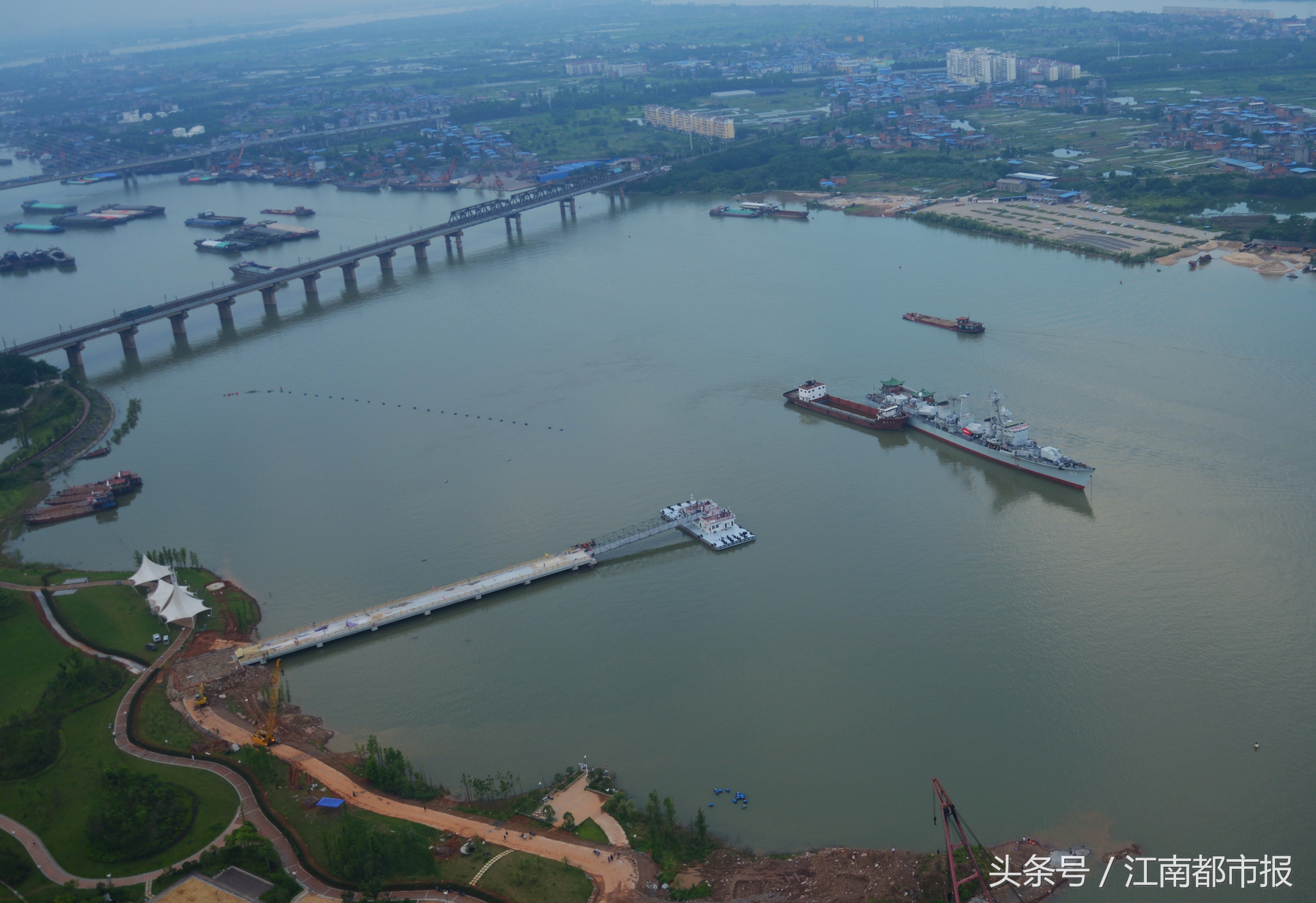 南昌舰下水视频,南昌舰回家