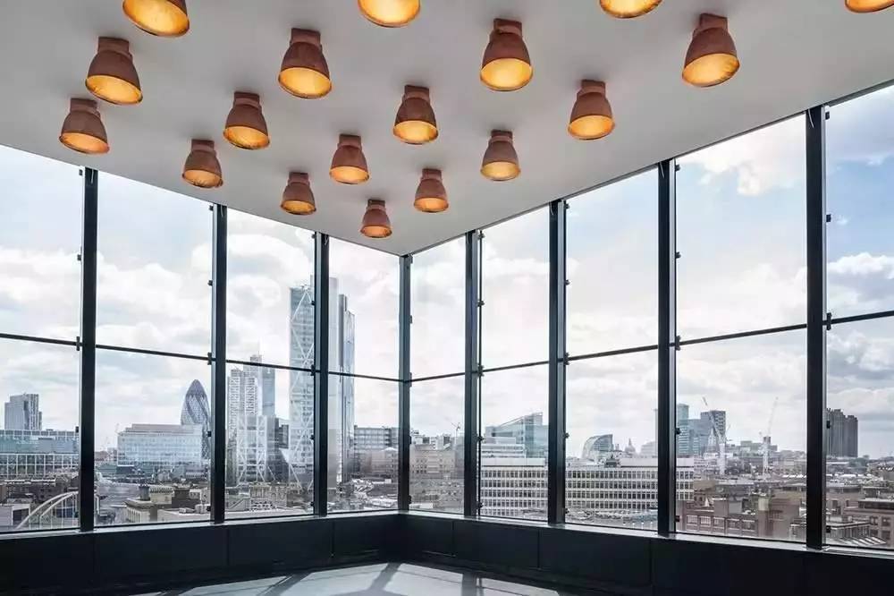 他是酒店界的乔布斯，一手创造出全世界最酷的酒店，还把跨界玩到极致