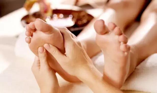 经期腹泻怎么调理,女性经期为什么会导致腹泻