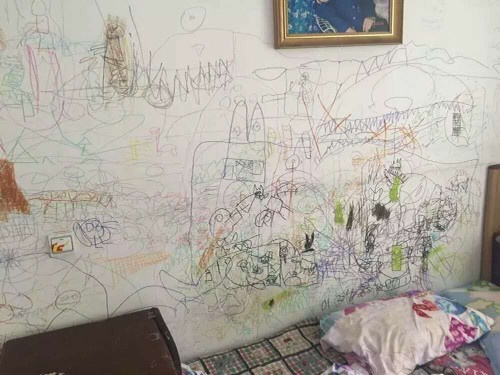 墙被熊孩子乱画怎么办,墙面被宝宝画的乱七八糟怎么办