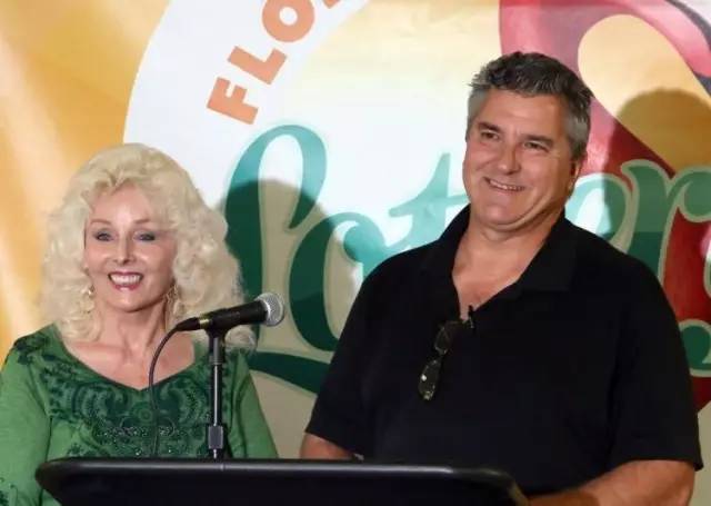 男子买彩票中了12个亿结果悲剧了,买彩票1个多月后才发现中了1514万