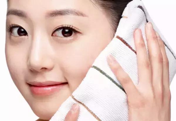 矿泉水敷脸的正确做法,矿泉水敷脸视频教程