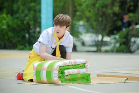 鹿晗离开奔跑吧的原因,鹿晗为什么是傻狍子