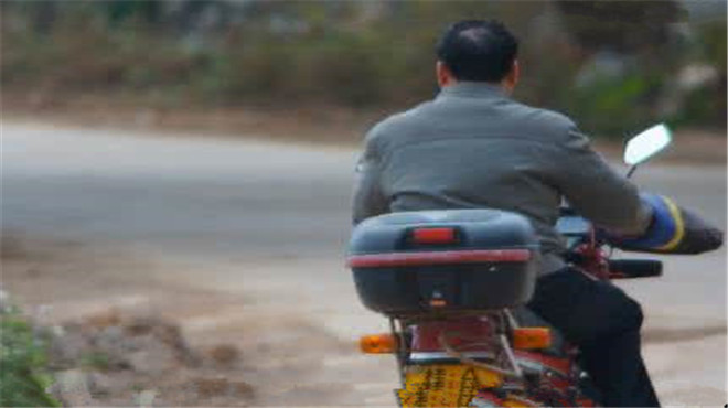 半夜儿子去了母亲的墓地父亲回来后立刻赶走了后妈