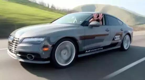 奥迪要把前挡风玻璃做成看片儿神器,老司机们上车不?