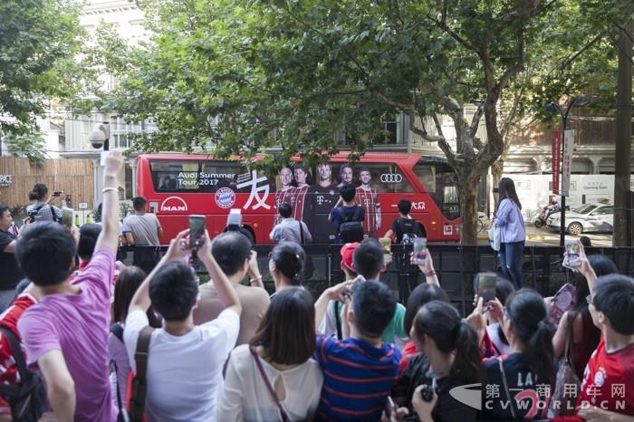 不是宇通也不是比亚迪！拜仁慕尼黑球队“*用御**”的这款红色大巴出自谁家？
