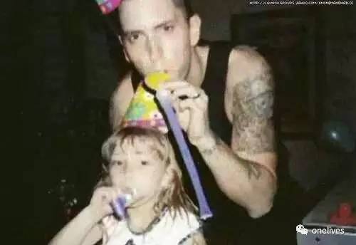 青春期未婚先孕，成为单亲父亲，怒怼整个世界，为女儿杀出一条天路