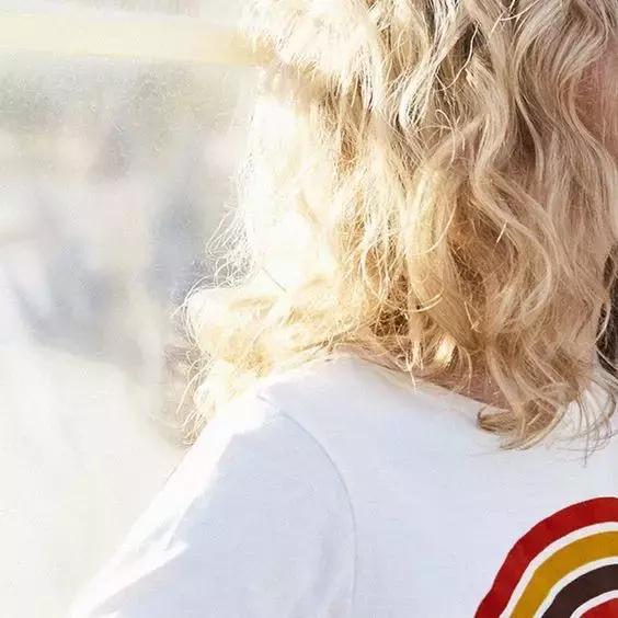 头发特别干枯毛躁软塌怎么办,夏天头发干枯毛躁怎么办