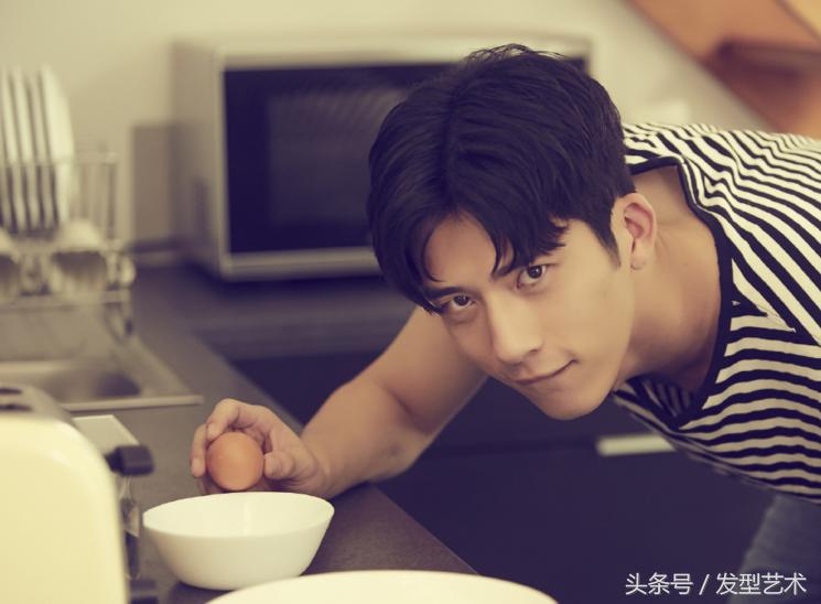 男生怎么剪一个好看的中分发型,男生中分烫什么发型最好看