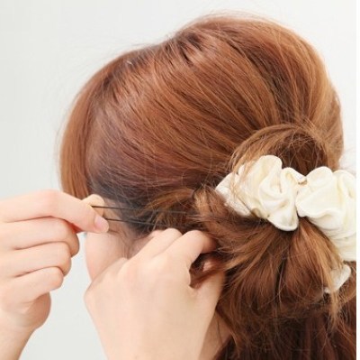 干练简约花苞头扎法教程,长直发凌乱花苞头扎法