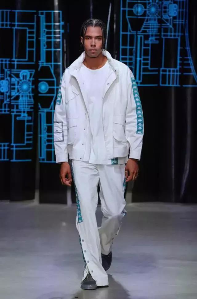 一串字logo,一串字母的衣服商标