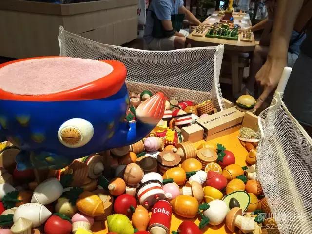 这家店挂着音乐盒的招牌，里面竟然藏着一个免费游乐园？