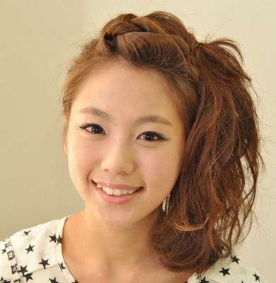 干练简约花苞头扎法教程,长直发凌乱花苞头扎法