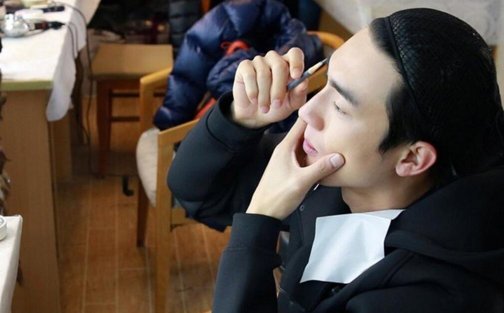 为何林更新要反穿5000元的衣服给漱口水打广告？