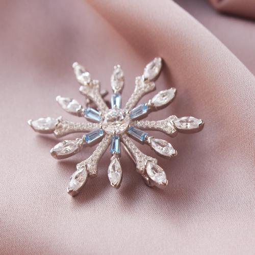 锆石是宝石的一种，由于像极了钻石，所以备受大众青睐，锆石胸光彩夺目是时尚的饰品之一，快来一起欣赏哦