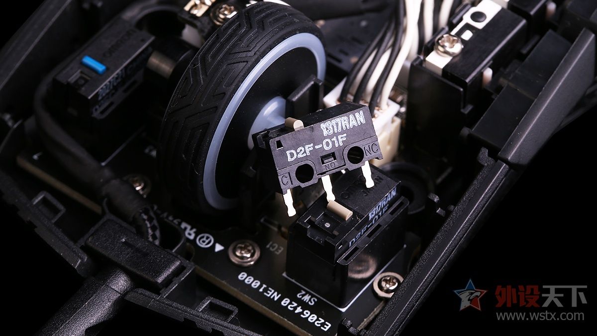 小手玩家的福音，玩家国度这款电竞鼠标针对中小手型设计，拥有便捷的可更换微动和侧键功能