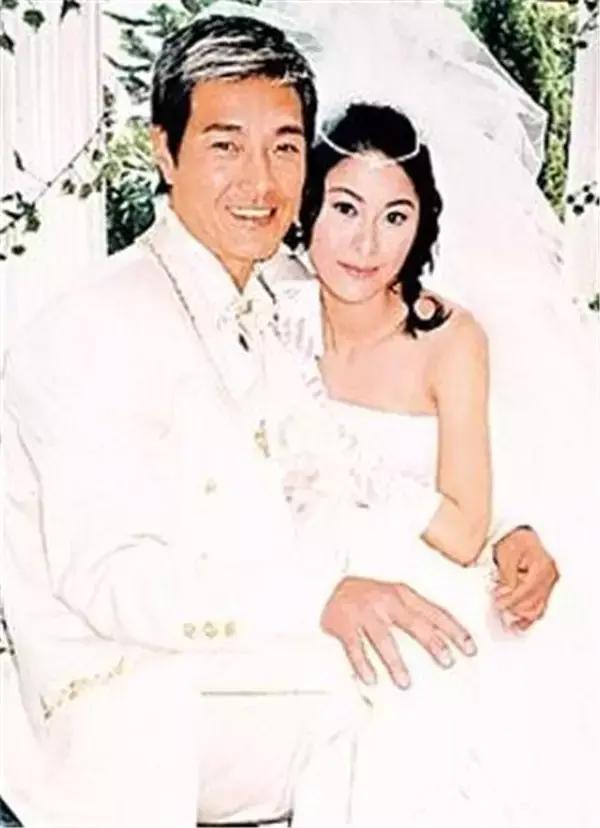 还记得《古惑仔3》被乌鸦拍照的方婷吗？前夫是成龙保镖卢惠光