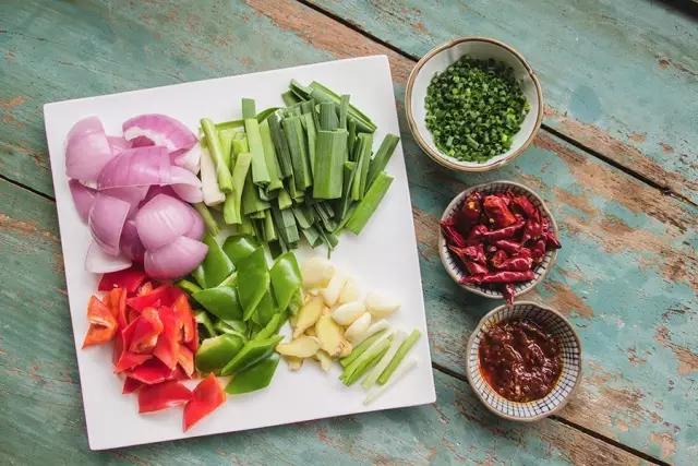 干锅墨鱼仔的正宗做法视频,半成品包装墨鱼仔干锅做法