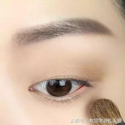 终于知道为什么明星们都爱扎这款气质甜美蛋卷头，迷人优雅又时尚，快来试试吧