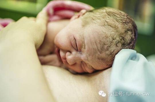 宝宝从妈妈肚子里生出来有多痛,宝宝从产道里出来更聪明吗