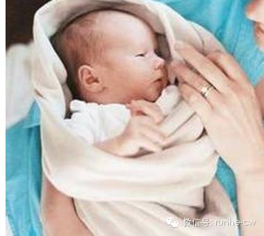 宝宝从妈妈肚里钻出来了,宝宝从孕妈肚子里出来