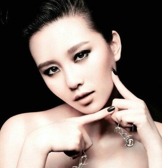 明星可怕烟熏妆,明星惊艳的烟熏妆