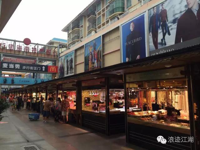 我在三亚步行街买了一双运动鞋