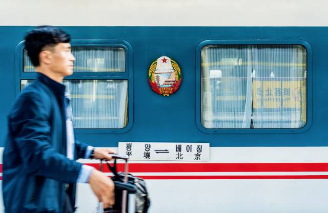 去国外火车旅行最美十条线路,当火车路过湖北省山区