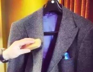 自己怎样清洗毛料西装,西装的清洗方法可以用洗衣机吗