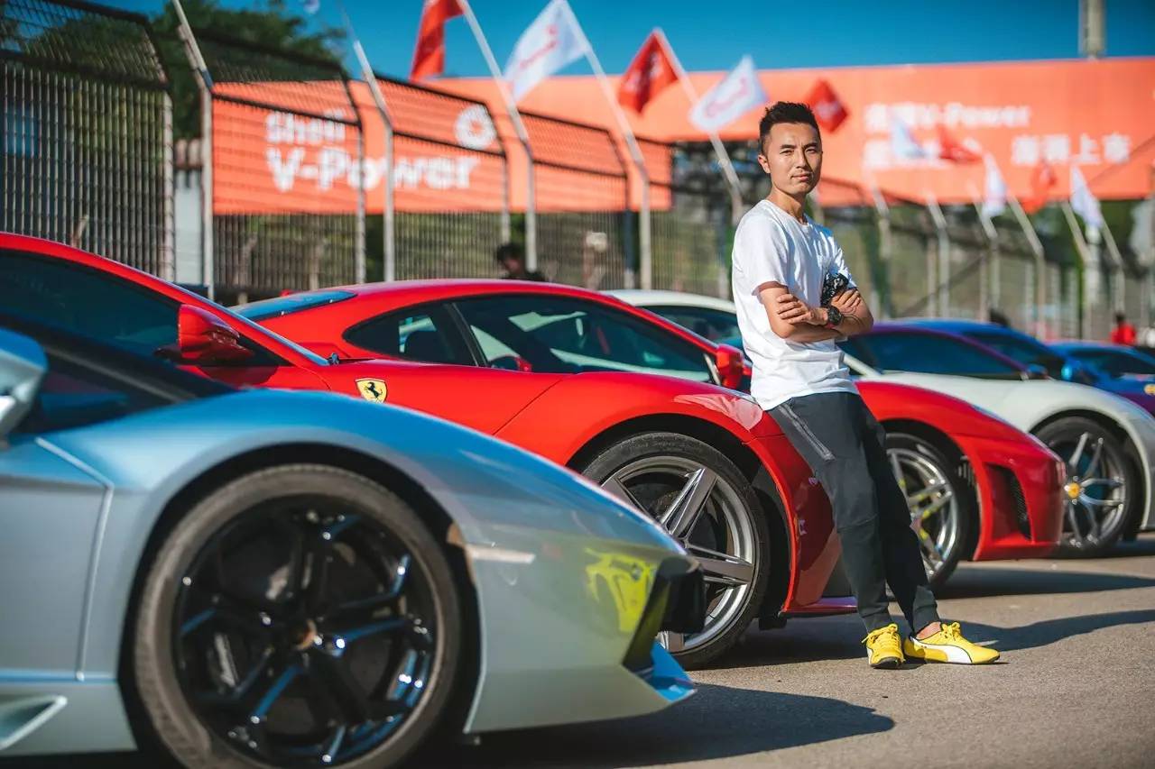 这是一场假的燃油发布会，现场全是法拉利*博兰**基尼等超豪