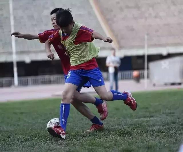 当你的男朋友爱踢球,当你的男朋友打球