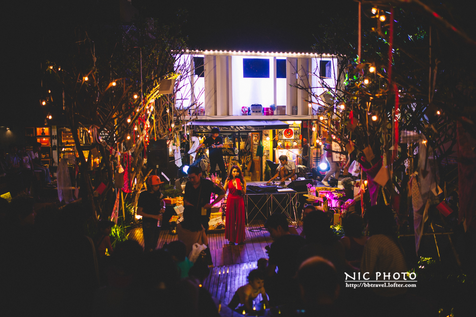 泰国清迈天灯节万盏天灯入夜空,清迈古城天灯