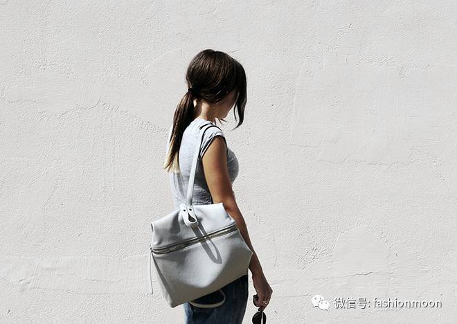 夏天适合背双肩包吗,夏天背双肩包还是斜挎包好看