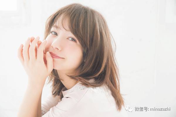 2022年最流行的发型长直发瓜子脸,2021年最流行的高颧骨发型中长发