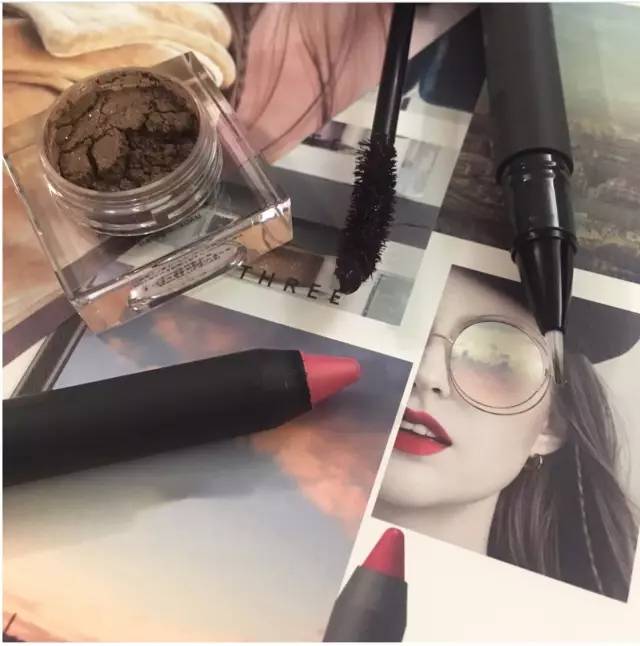 自从买了这些化妆品，我发现自己越来越像水原希子了……