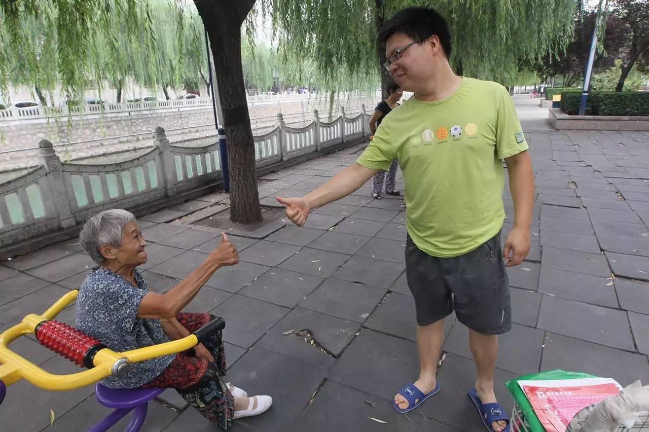 双杠老奶奶,七旬奶奶倒挂单杠一字马