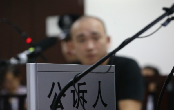 最新毒贩落网消息,两毒贩开车到警局自首在门口被杀