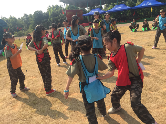 7天军营夏令营结束,网瘾少年军营蜕变