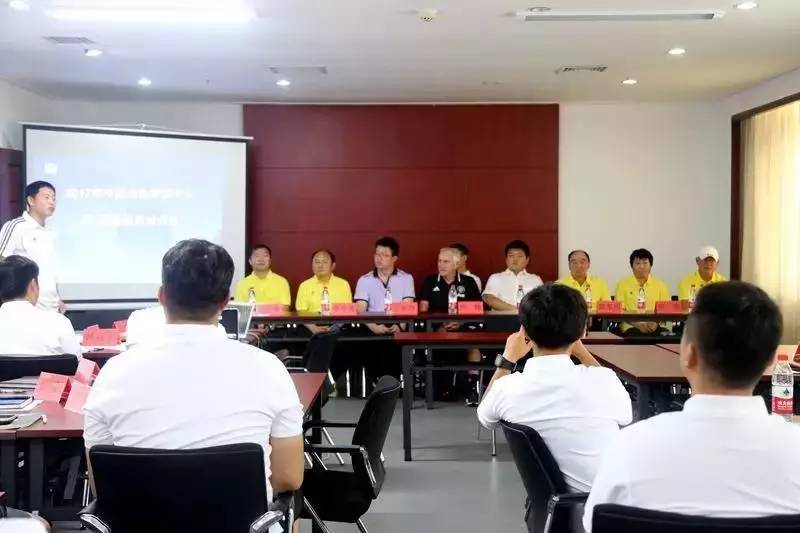 「开场哨」足协副主席:青训难用钱买,能用钱解决的事不叫事;在欧洲豪门青训是什么体验,对付中国小球员,秘诀是没收手机
