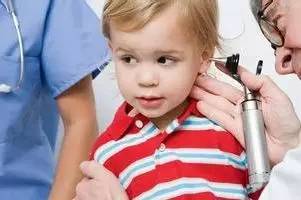 4岁男孩把黄豆塞进耳朵,小男孩把豆子塞耳朵里了