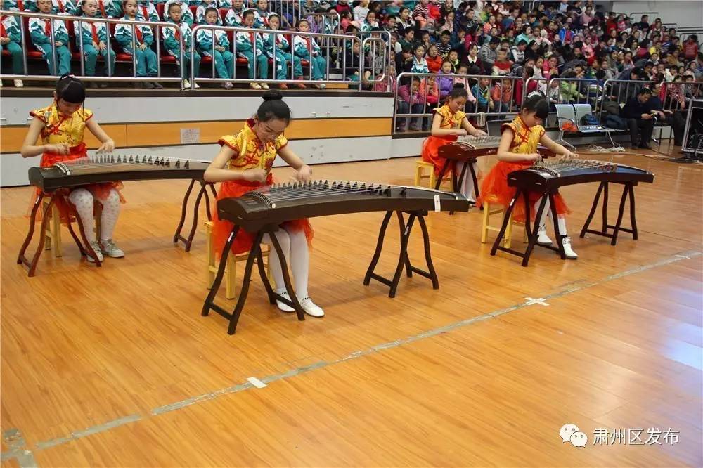 打乒乓球的快乐小朋友,打乒乓球的小朋友背景绘画