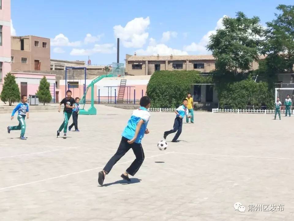 体育剪纸图片踢足球,关于踢足球的剪纸视频