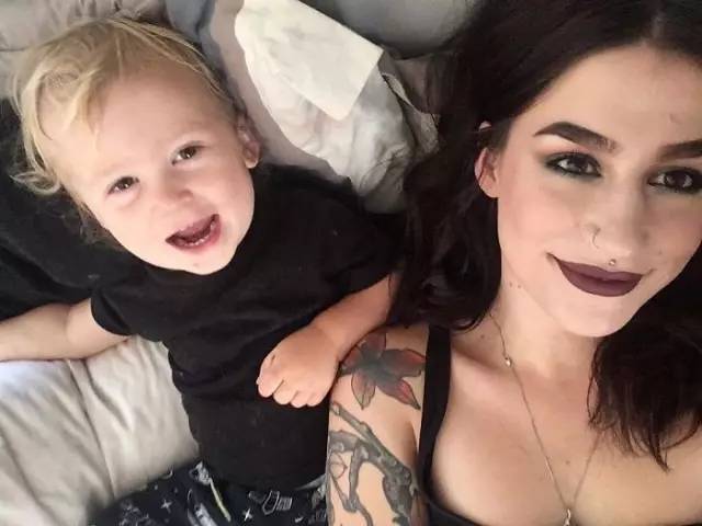 面对被儿子弄得到处都是的沙冰，这个父亲的做法值得每个父母深思