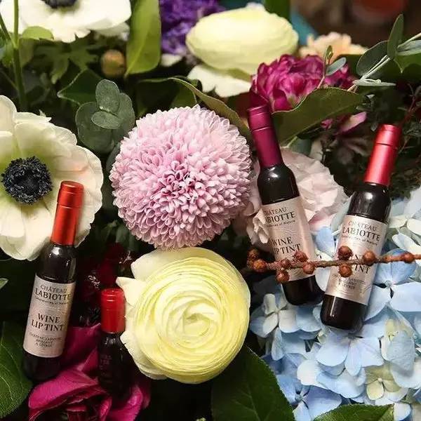 被泼了一身红酒 (地面泼到红酒饮料怎么办)