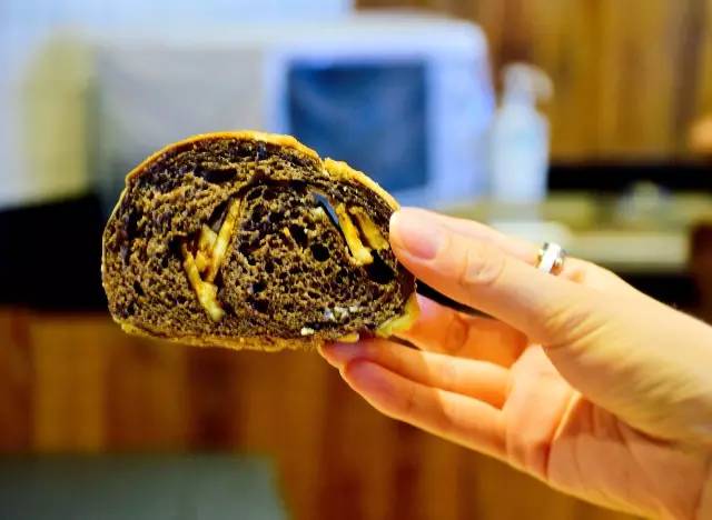 青岛排队的面包店,青岛最便宜的面包店永远都在排队