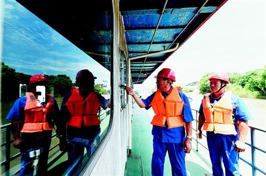 曾经的领导,如今成油库安全一线巡检员:不忘初心永葆本色