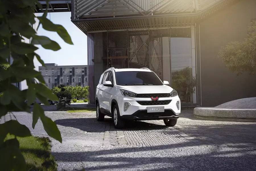 五菱宏光新款suv银标七座最新款,五菱宏光七座9万元suv