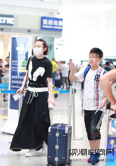 这才是三伏天的正确打开方式!蒋勤勤、杨幂休闲搭配