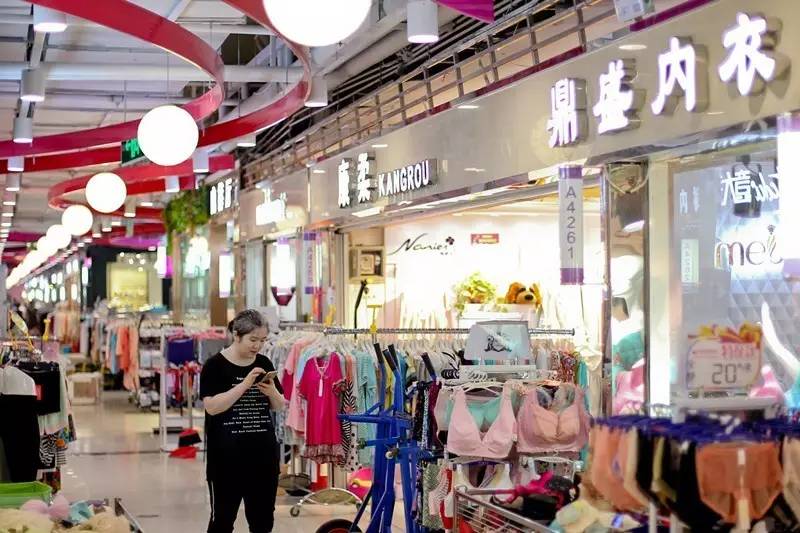 郑州服装市场主题街改造潮：有商户放言4个月营收4000万