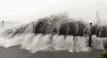 台风天执勤警察,台风天交警视频